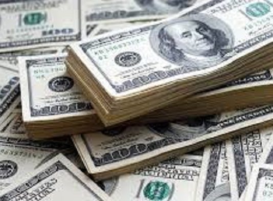 በጠቅላይ ሚኒስትር ዶ/ር አብይ ትእዛዝ መሰረት በርካቶች በእጃቸው ያለውን የውጭ ሀገር ገንዘብ ወደ ባንክ እያስገቡ ነው